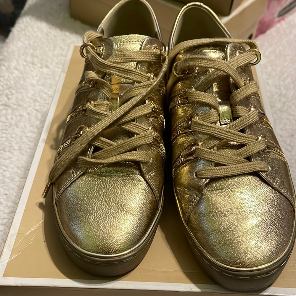 Chelsie sneaker metallic leather.